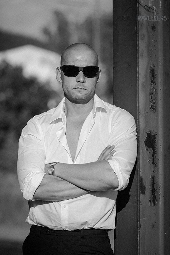 Un portrait en noir et blanc d'un jeune homme en chemise blanche