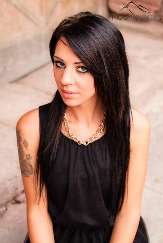 Un portrait d'une femme brune en robe noire