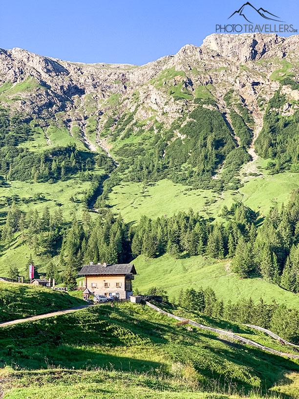 La cabane Saltner dans un impressionnant décor montagneux