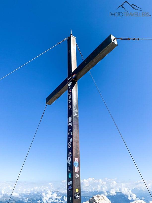 La croix sommitale du Monte Petz