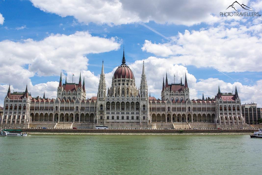 El edificio del parlamento fotografiado en todo su esplendor desde el Danubio