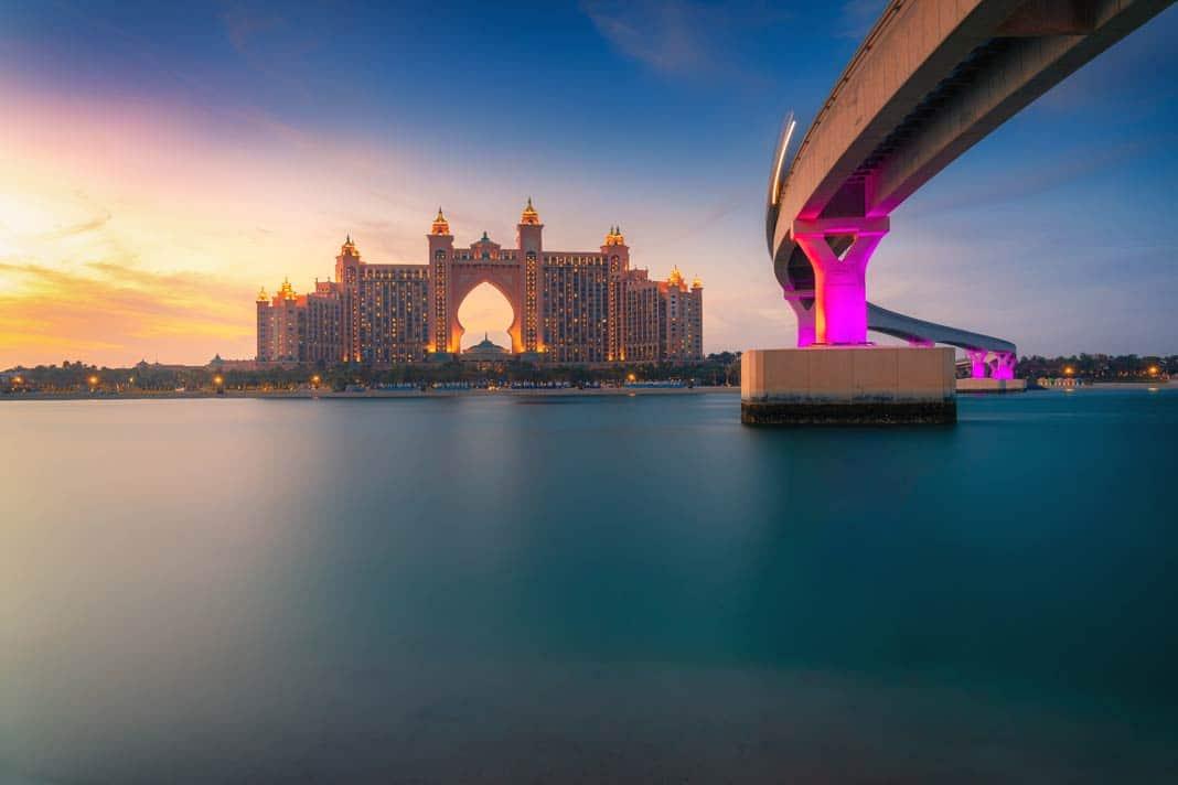 Vista de The Pointe Dubai con un largo puente y un hotel iluminado
