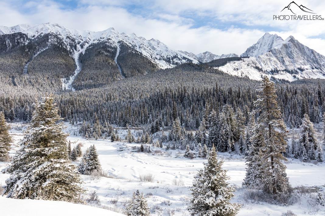 Un paisaje de invierno en las montañas del Parque Nacional Banff en Canadá