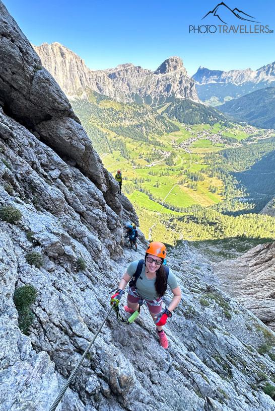 La bloguera de viajes Biggi Bauer en la segunda pared empinada del klettersteig Pisciadù