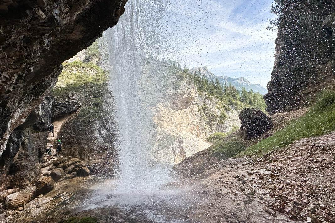 Escaladores en el klettersteig detrás de la cascada Fanes en las Dolomitas