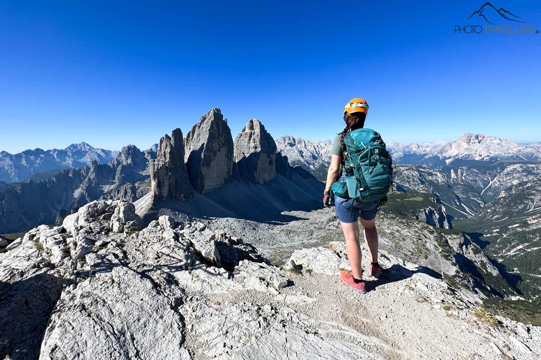 La bloguera de viajes Biggi Bauer en la cima del Paternkofel con vista a las Tres Cimas