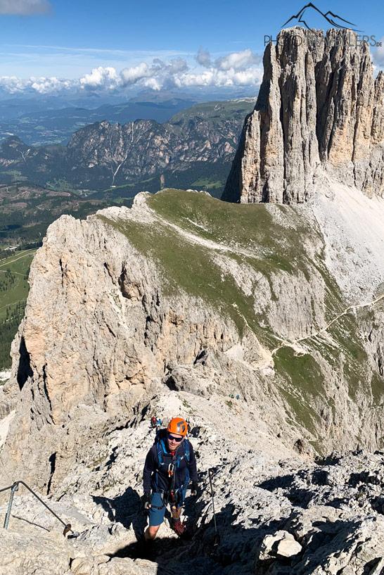 El bloguero de viajes Florian Westermann en el klettersteig Rotwand en el Rosengarten