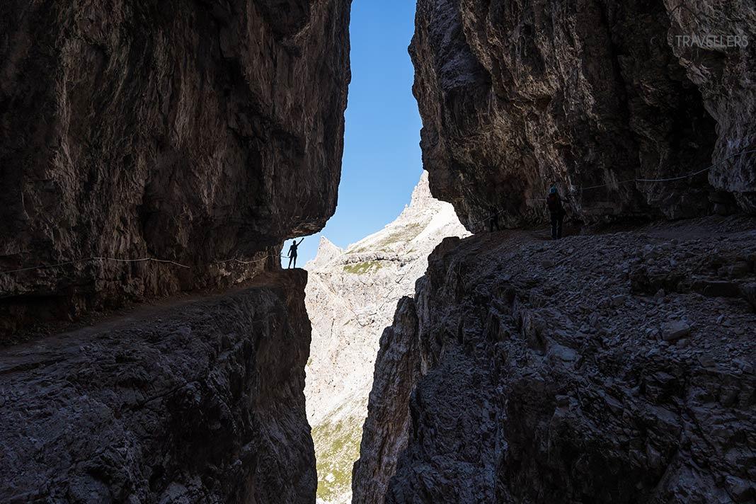 La bloguera de viajes Biggi Bauer en la grieta de la La Mitra en el Alpinisteig