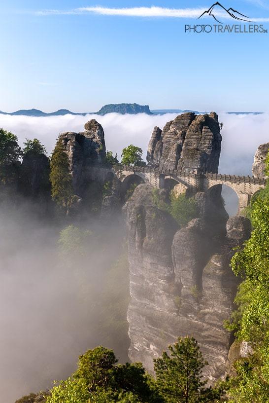 Le pont Bastei dans le brouillard
