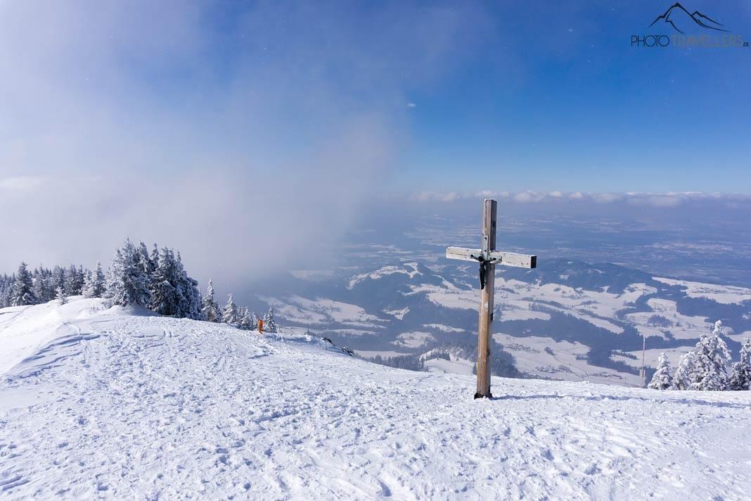 Croix du sommet du Hochries avec vue sur le pré-alpin
