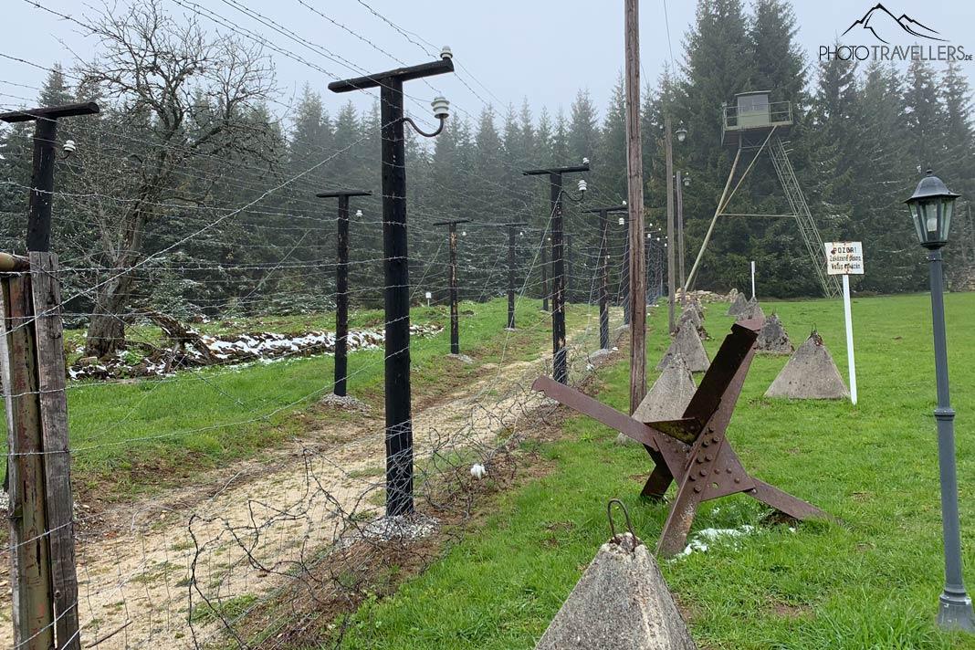 Fil de fer barbelé et barrières sur l'ancienne ligne de démarcation entre l'Allemagne et la Tchéquie