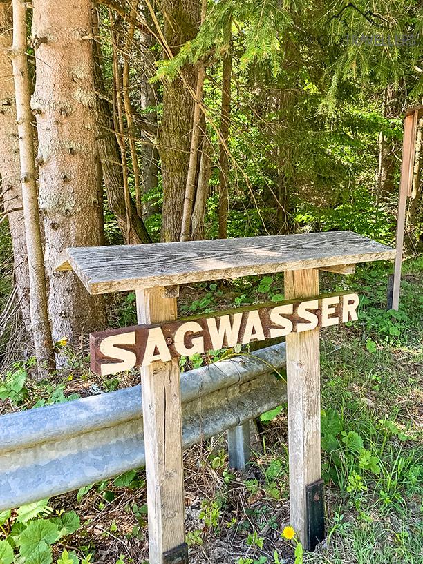 Un panneau indiquant 'Sagwasser' dans la Forêt bavaroise