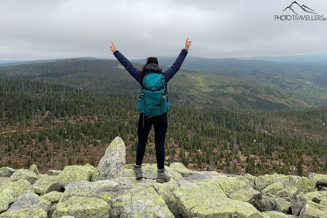 La blogueuse de voyage Biggi Bauer au sommet du Lusen avec vue sur la Forêt bavaroise
