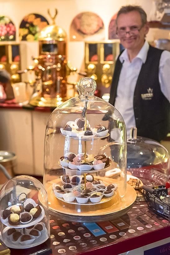 Des pralines dans la torréfaction de café Kirmse à Zwiesel, derrière le chef Jens Kirmse