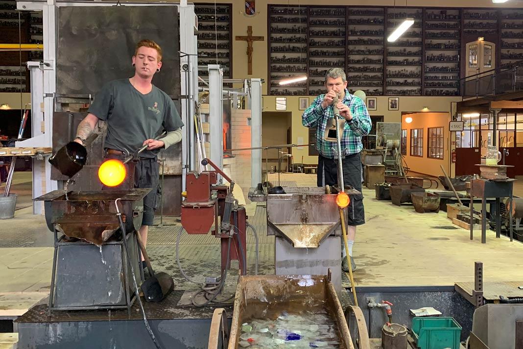 Deux souffleurs de verre au sein de la verrerie Theresienthal