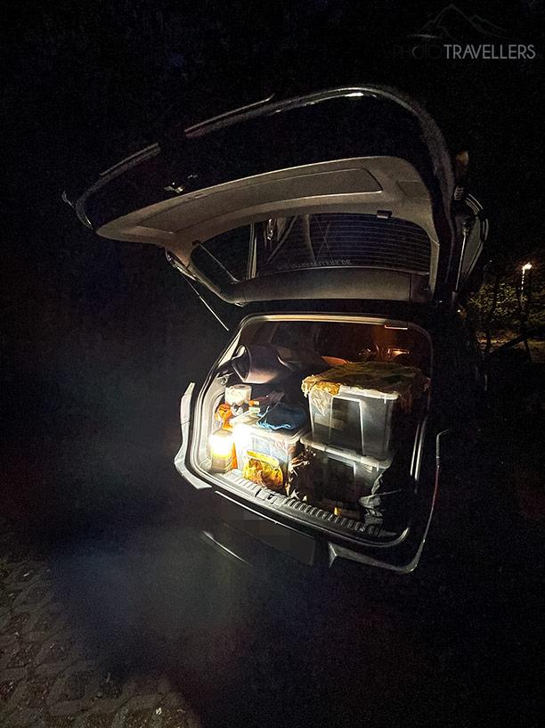 Um VW Tiguan com teto retrátil e caixas Ikea no porta-malas