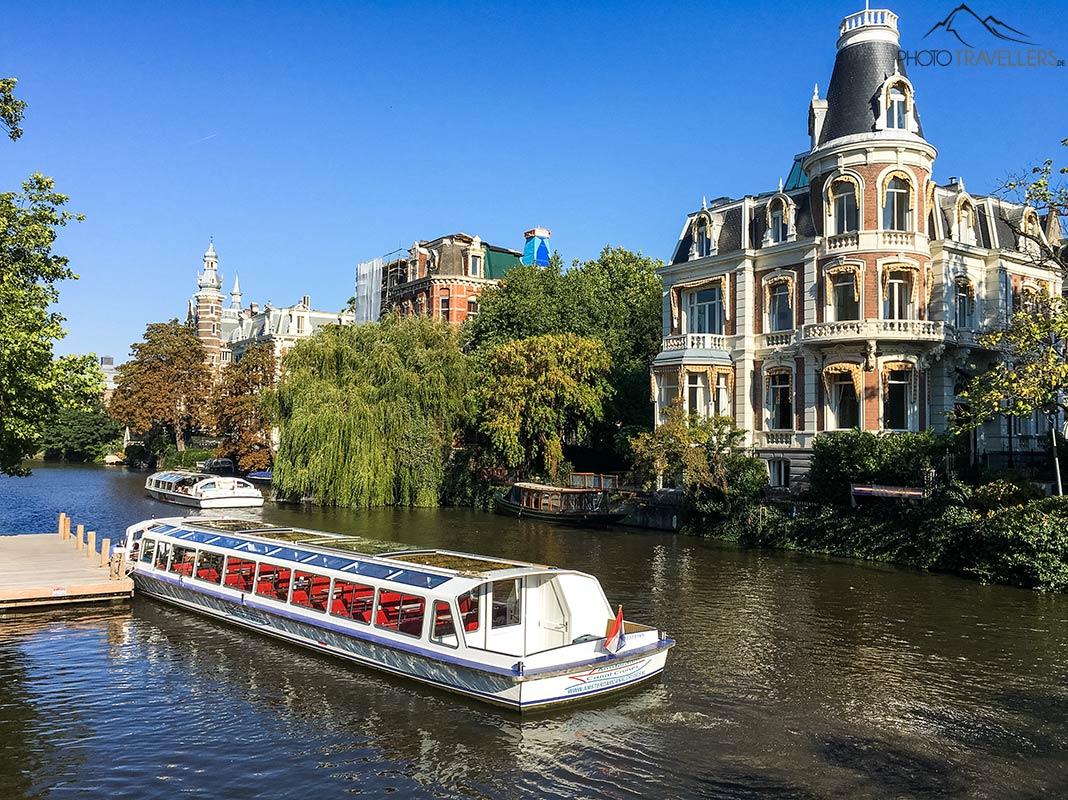 Um barco de passeio em um canal de Amsterdã