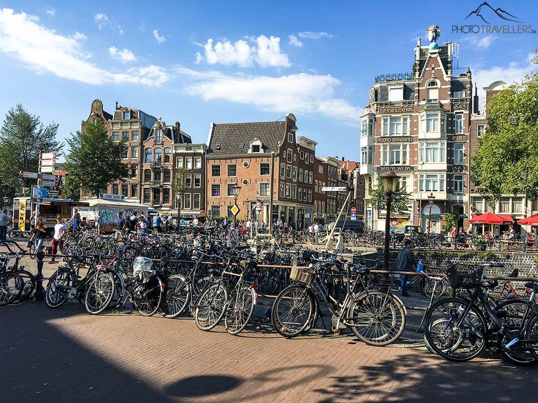 Duzentas bicicletas no centro de Amsterdã