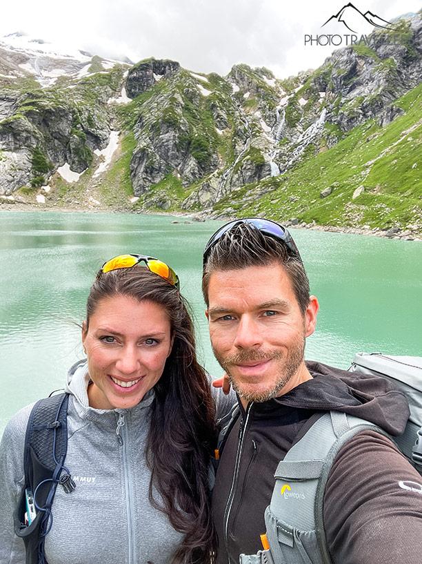 Biggi et Flo avec leur équipement de randonnée dans les Alpes