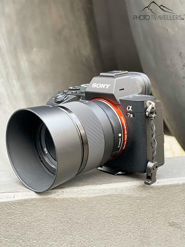 La Sony Alpha 7 III avec un objectif de portrait