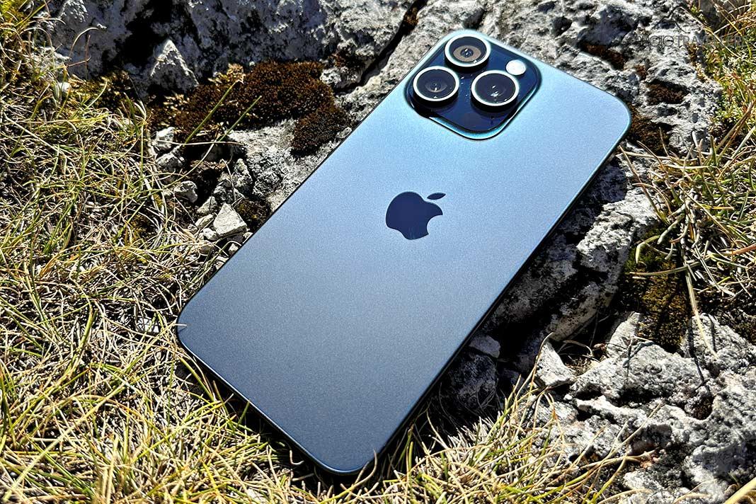 L'iPhone 15 Pro Max en bleu