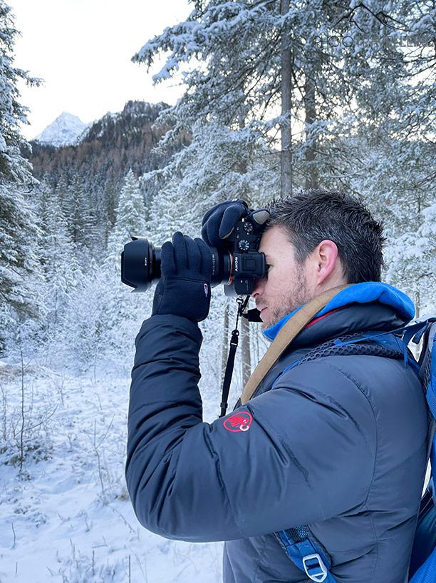 Moi avec la Sony Alpha 7 III et l'objectif Sony 24-105 millimètres dans la forêt de montagne en hiver