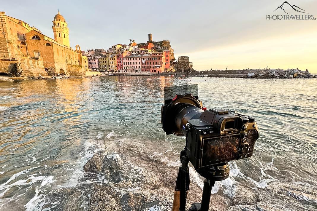 La Sony Alpha 7 IV sur un trépied avec un filtre au bord de la mer