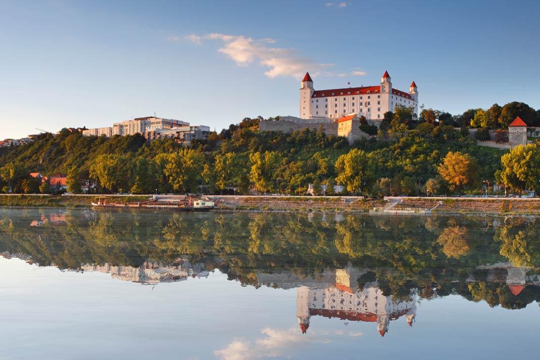 O castelo de Bratislava refletido nas águas do Danúbio