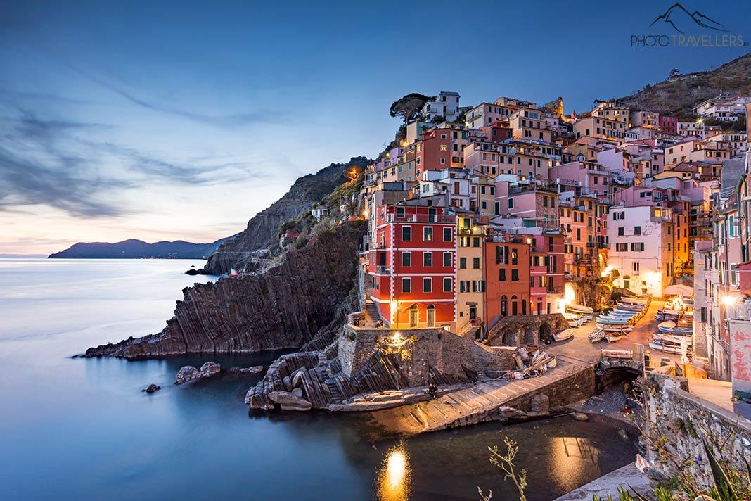A vista da vila de Riomaggiore à noite