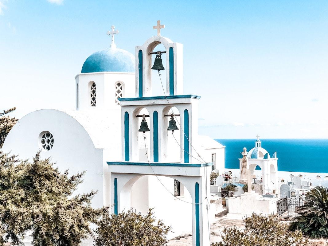 Uma igreja azul e branca em Santorini