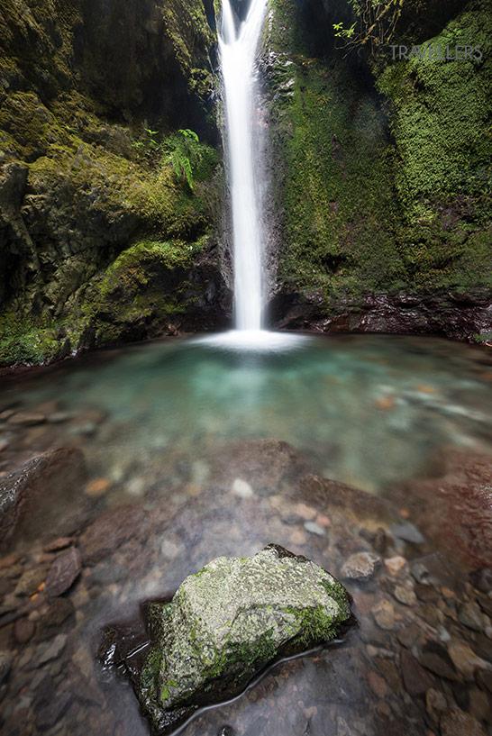 Une cascade photographiée avec filtre polarisant