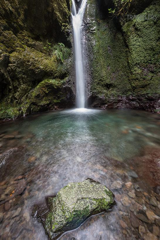 Une cascade photographiée sans filtre polarisant