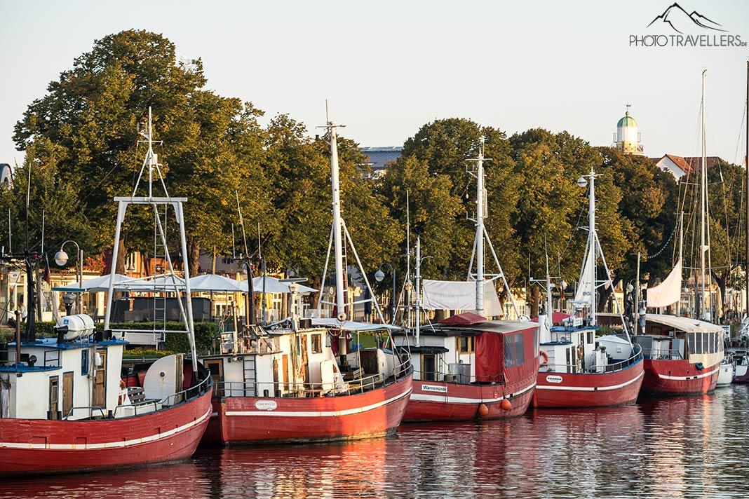 Bateaux de pêche sur l'Alte Strom à Warnemünde