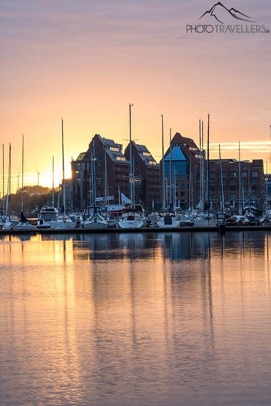 Le port de Rostock baigné par la lumière du matin
