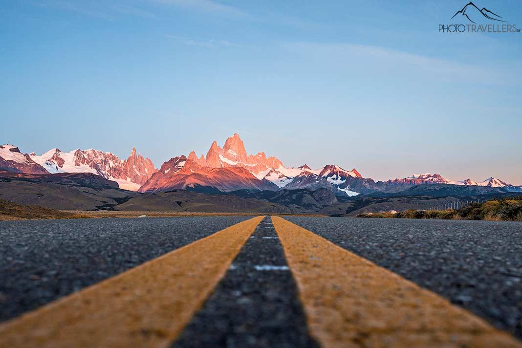 Uma estrada na América do Sul com uma montanha ao fundo no estilo Adobe RGB
