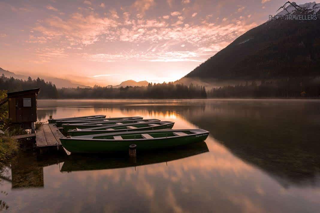 Bateaux à rames sur le Hintersee au lever du soleil