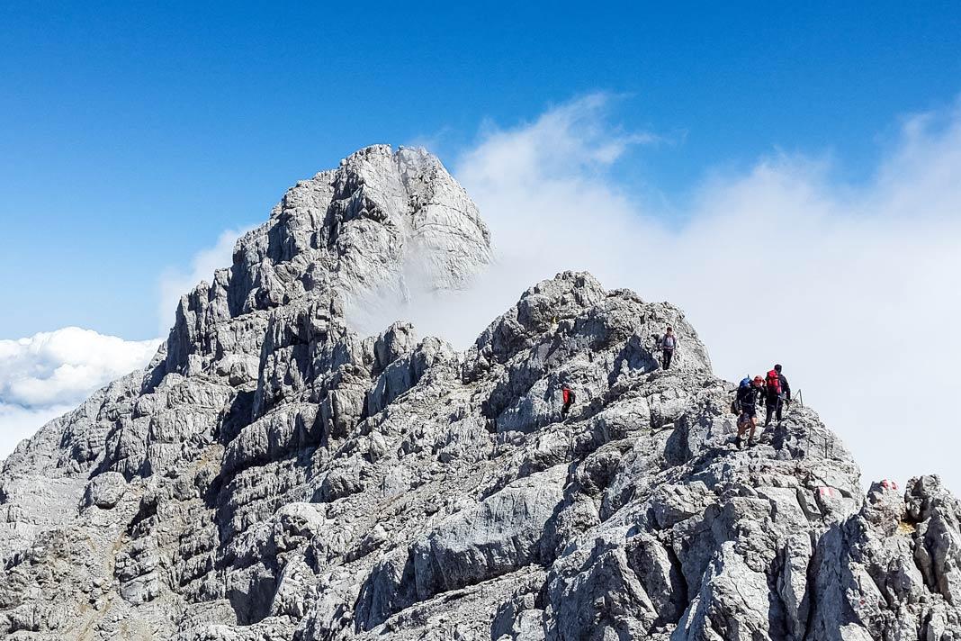Plusieurs randonneurs en montée vers le Watzmann-Mittelspitze