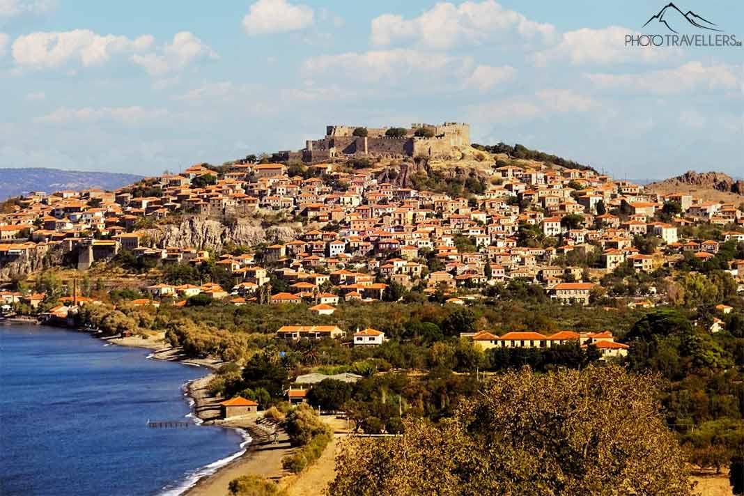 Les maisons en pierre de Molyvos sont entassées les unes contre les autres sous le château