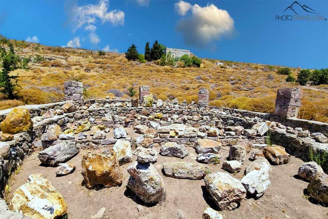 Des blocs de pierre anciens sont visibles dans le géoparc de l'UNESCO près de Sigri