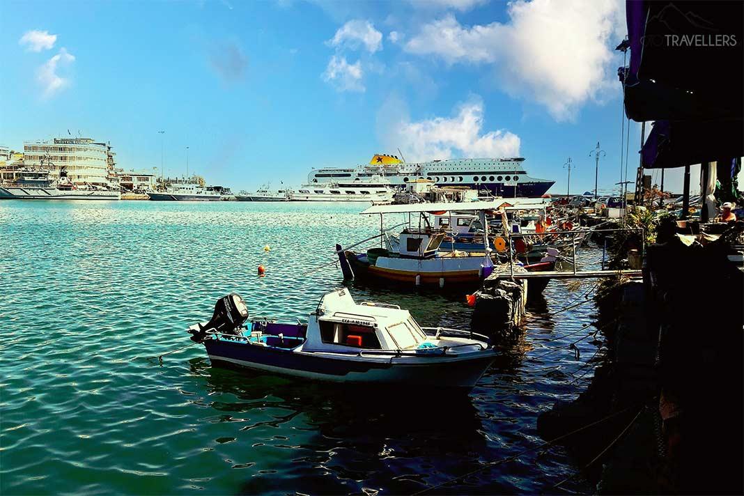 Des bateaux et un grand ferry ancrés dans le port de Mytilini