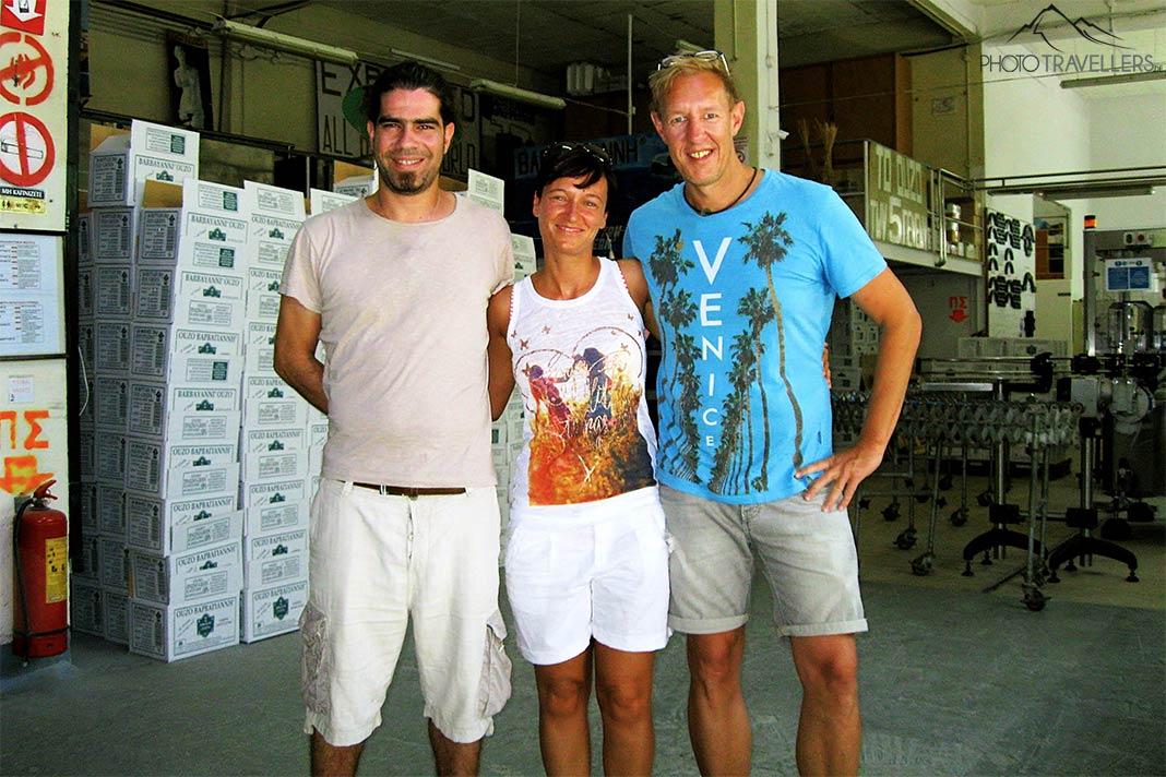 Le producteur d'ouzo Ionnis Barbayanni avec deux invités dans l'atelier de production