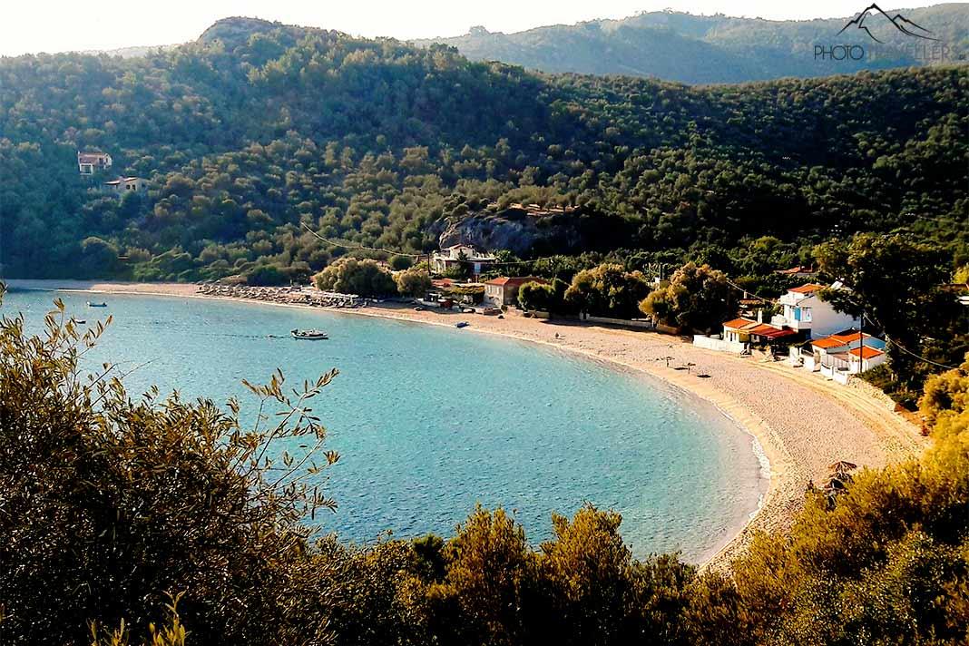 Des collines verdoyantes entourent la baie de sable ovale de Tarti