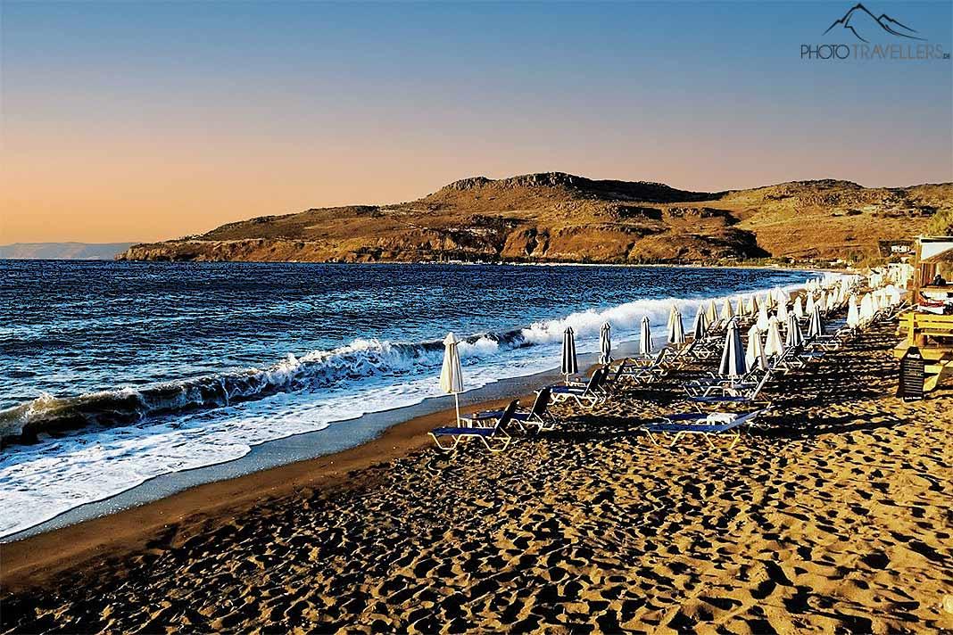 Des parasols et transats vides au coucher du soleil à Agathes