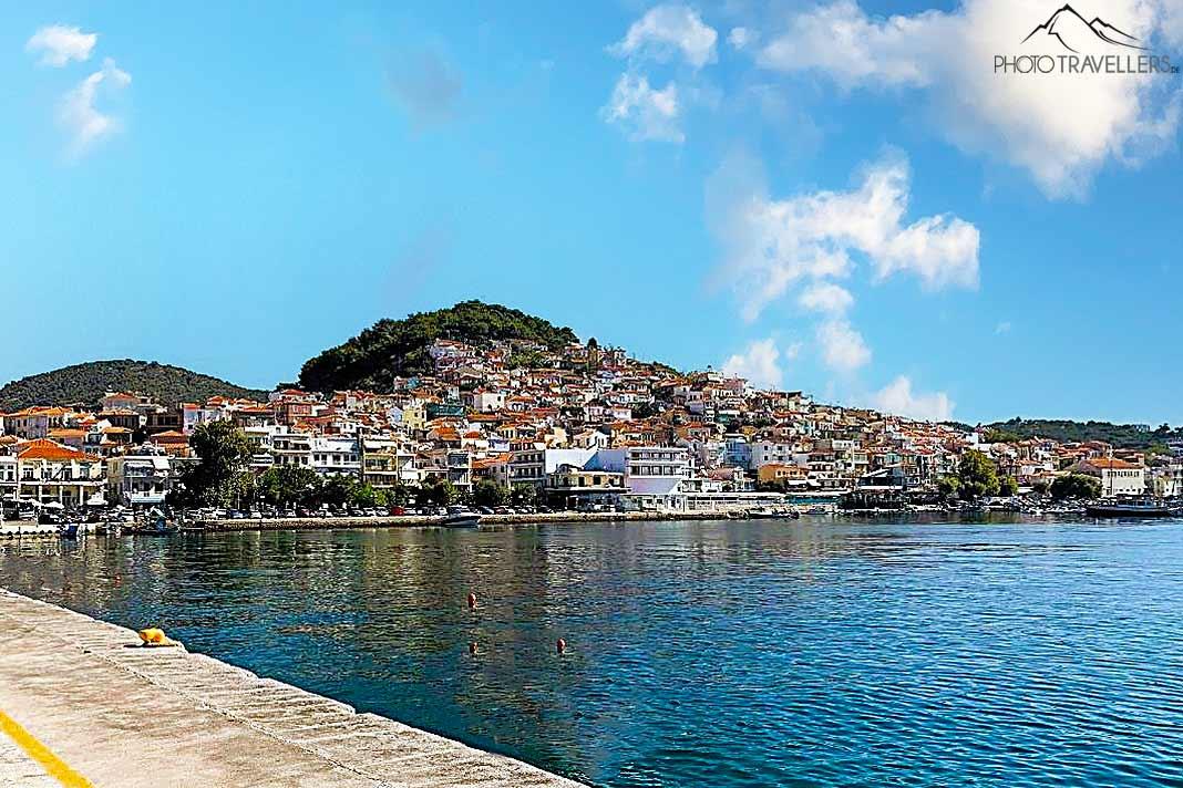 Les maisons de Plomari s'étagent de l'eau à une colline