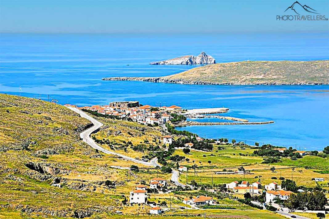 Des vallées vertes entourent la mer bleue dans la baie de Sigri