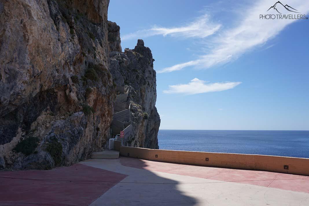 Un escalier raide menant vers le haut d'une falaise