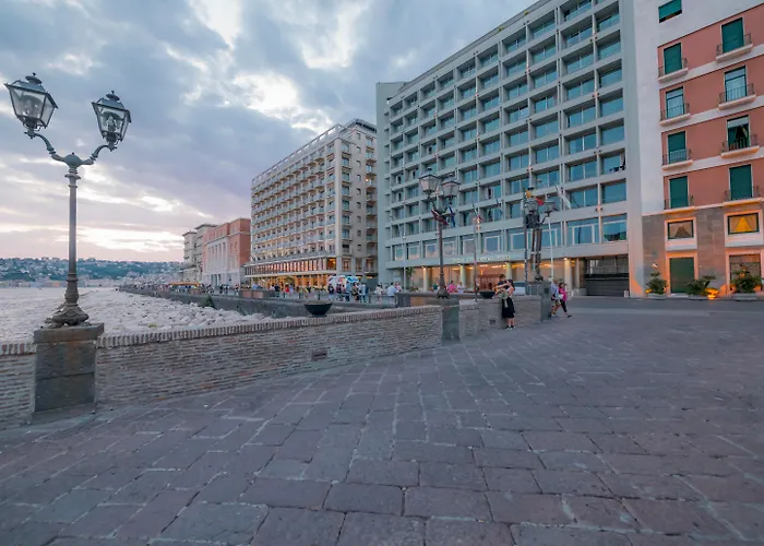 Hotel a Napoli con Piscina: Relax e Comfort nel Cuore della Città