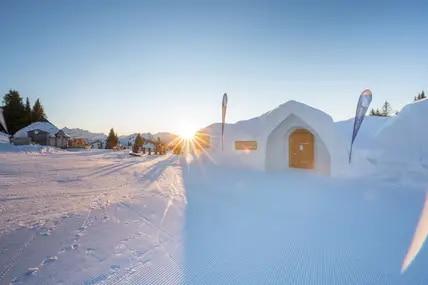 In den Schweizer Alpen gibt es gleich vier Iglu-Dörfer und jedes wartet mit besonderen Urlaubserlebnissen auf dich.