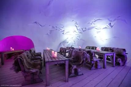 Im Iglootel in Schweden kannst du vom Whirlpool aus Nordlichter beobachten.