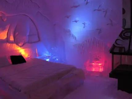 Manche Zimmer im Hôtel de Glace in Kanada haben sogar einen Kamin!